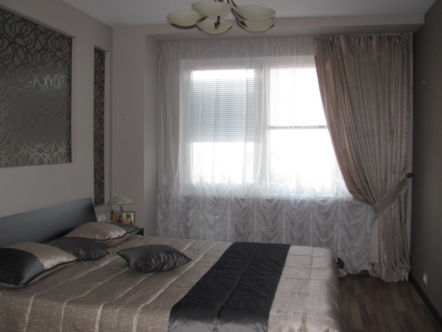 Занавески в спальню с балконом