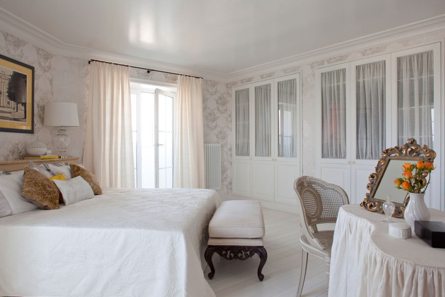 Спальня с французским балконом