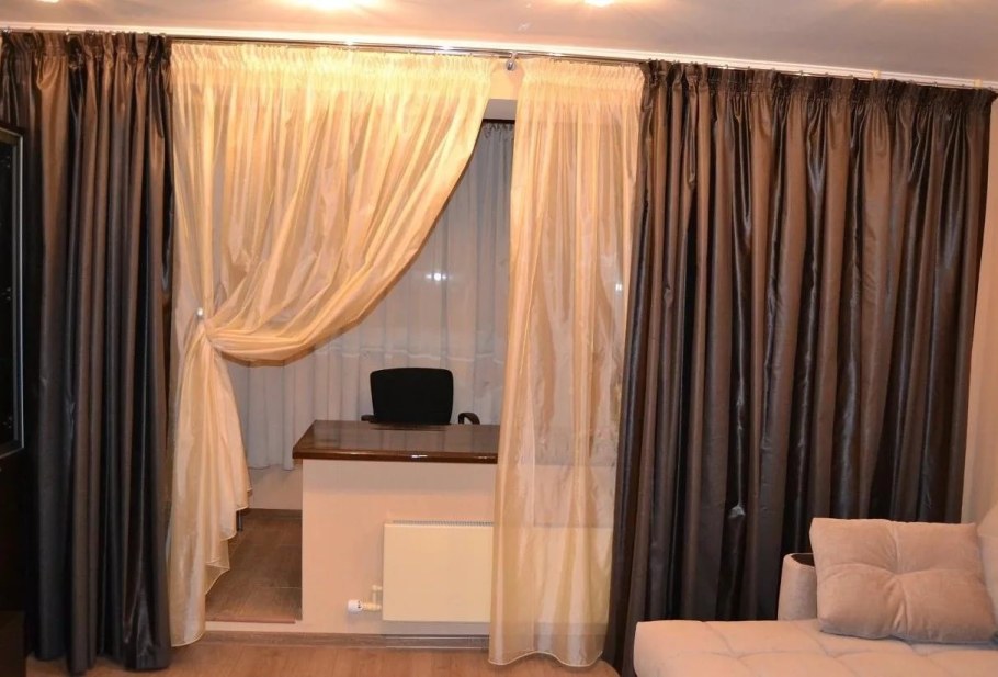 Шторы для гостиной с балконом