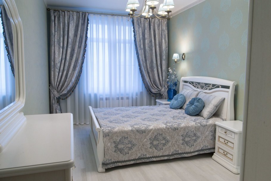 Шторы в маленькую спальню с балконом