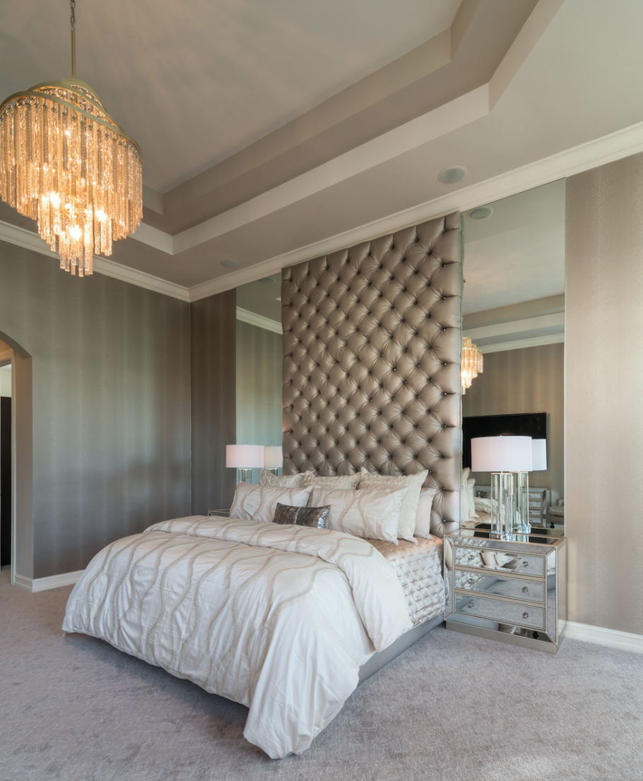 Зеркало на стене в спальне