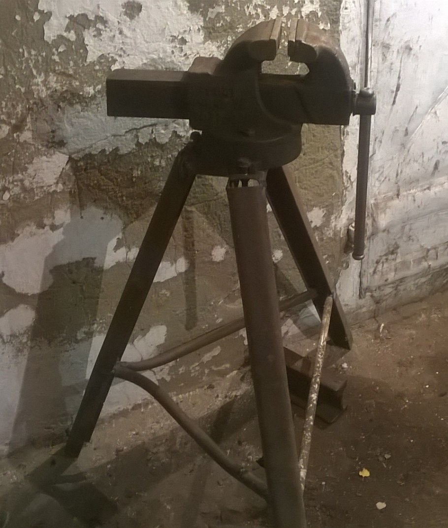 Тиски на стойке