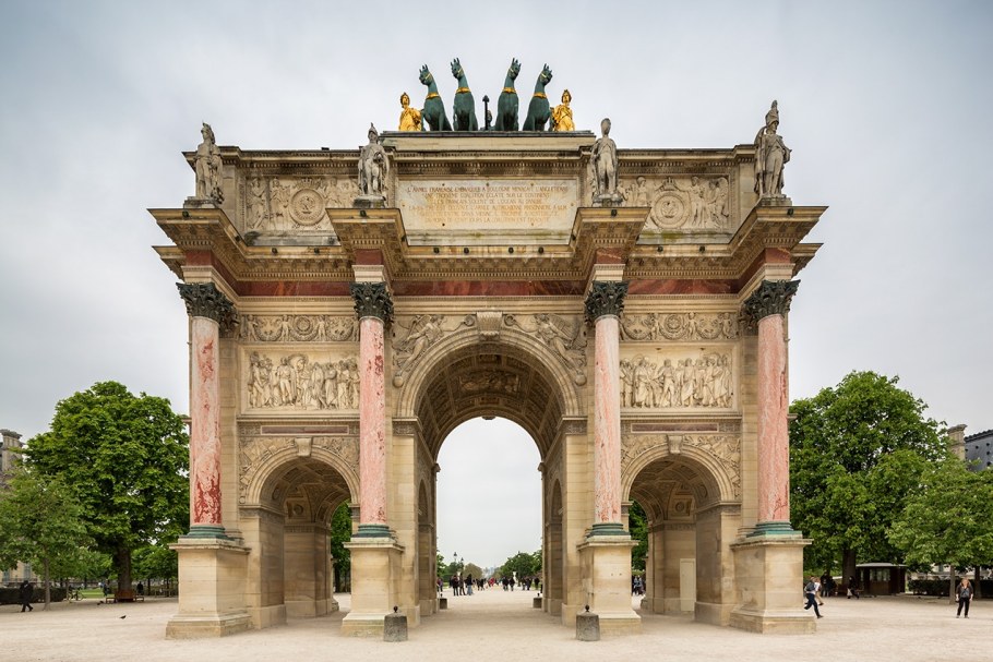Арка на площади Каррузель в Париже