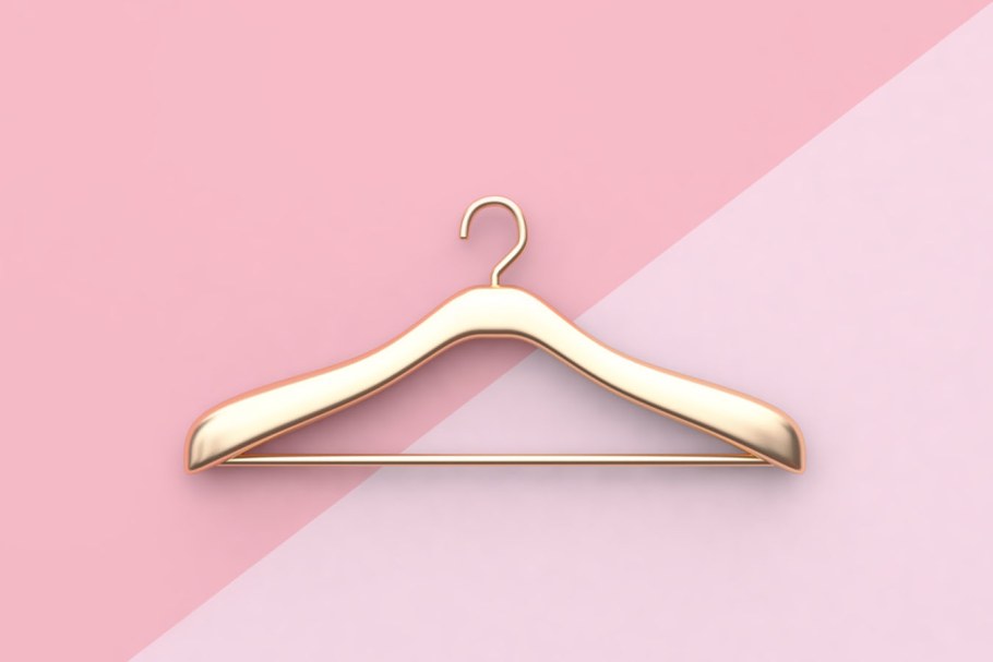 Плечики для одежды на белом фоне