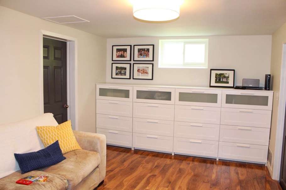 Шкаф икеа БРИМНЭС В гостиной