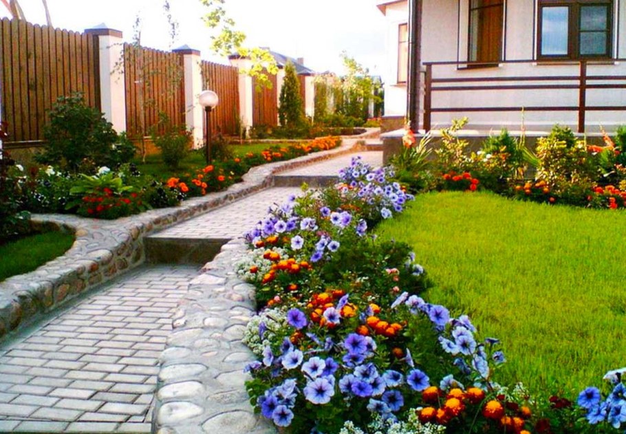 Цветник вдоль дорожки