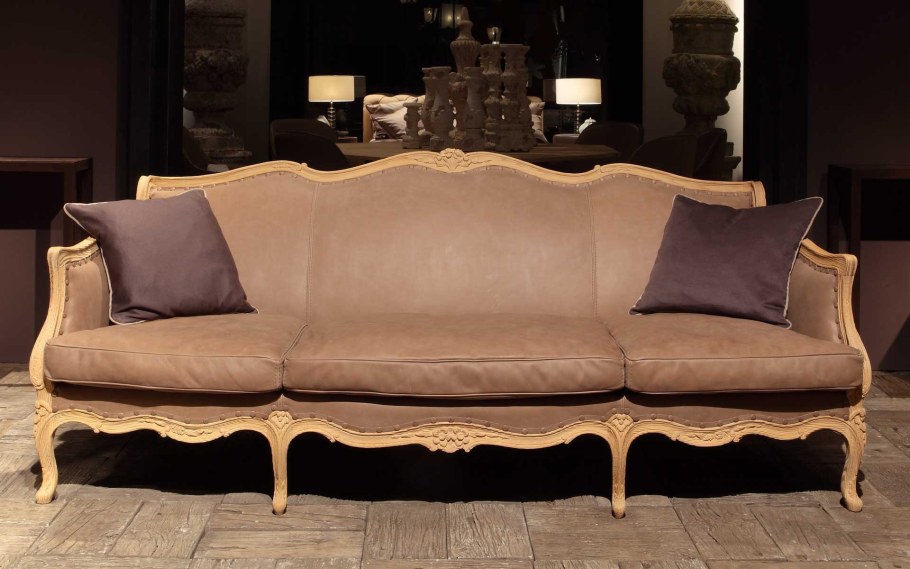 Диваны с деревом классика