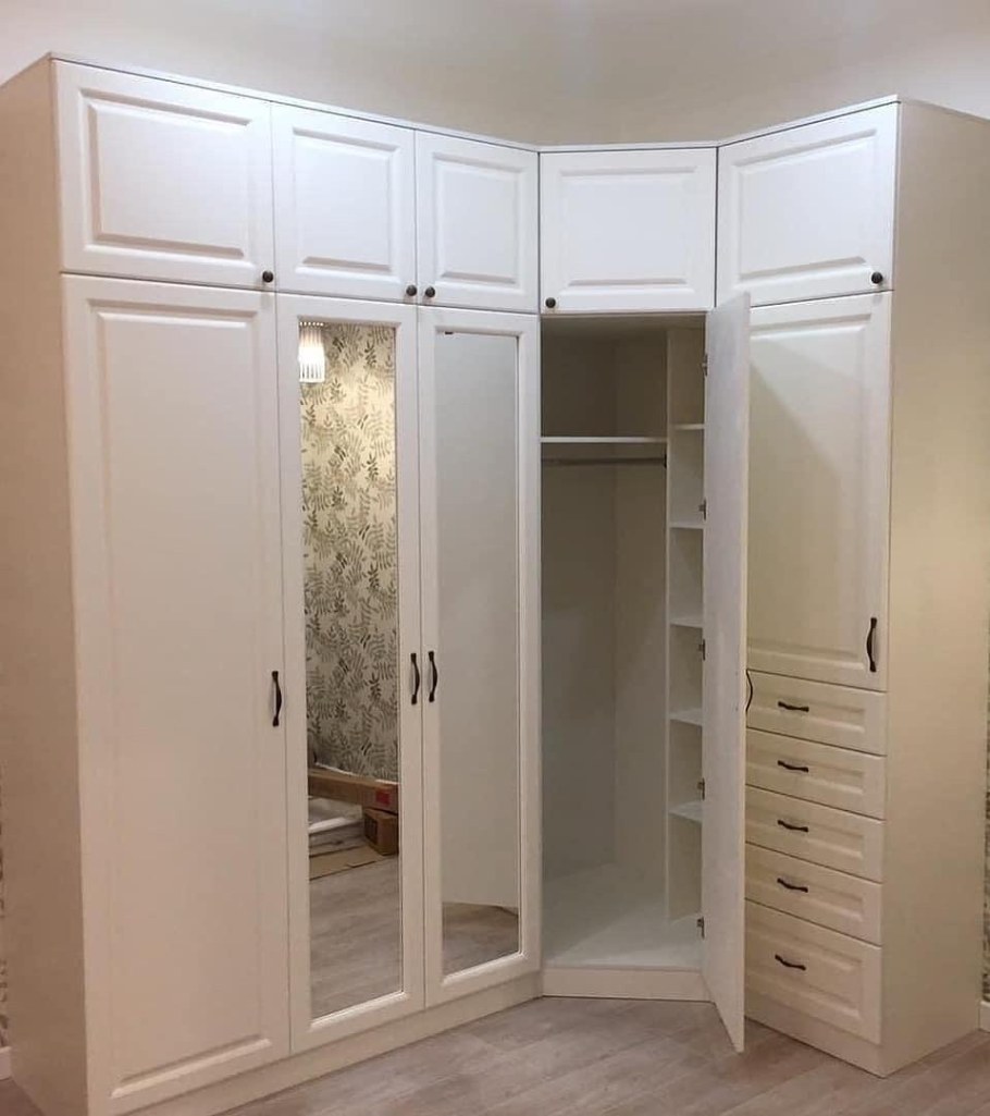 Угловой распашной шкаф в спальню