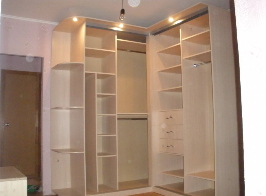 Шкаф-купе угловой внутри