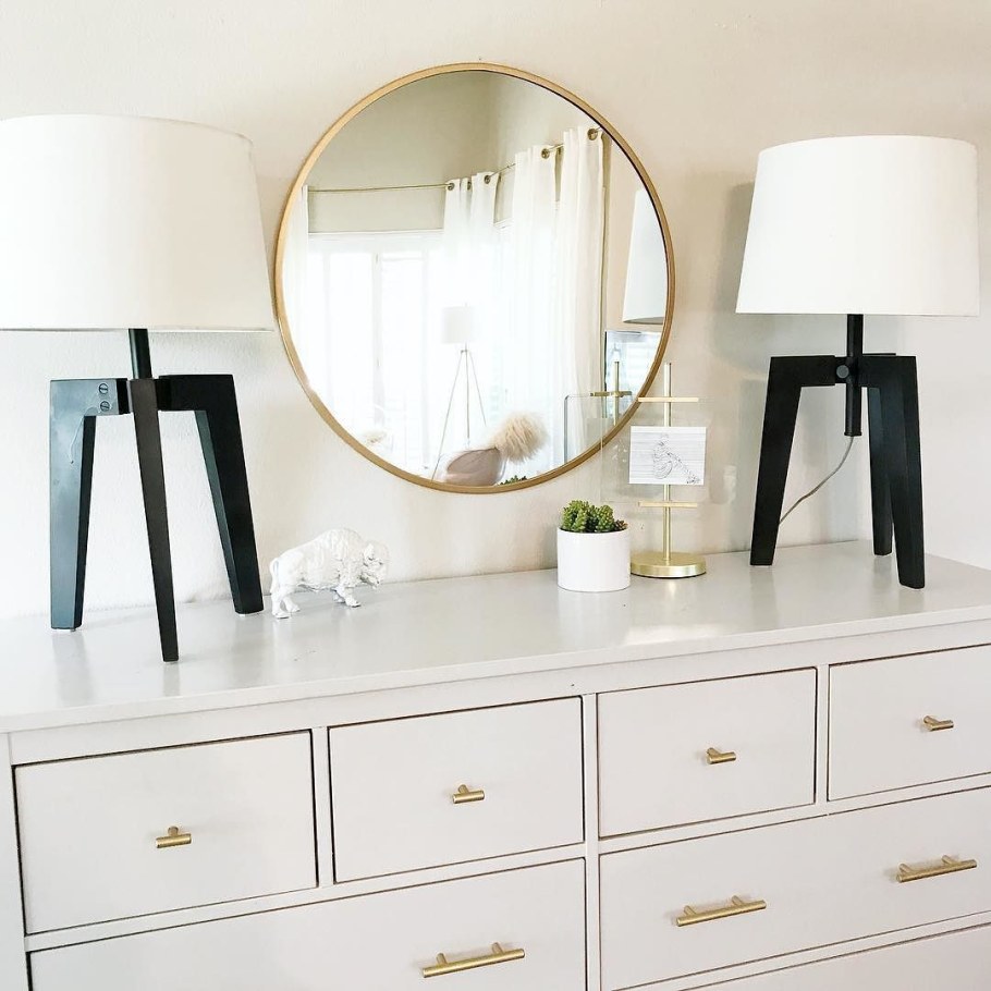 Круглое зеркало над комодом