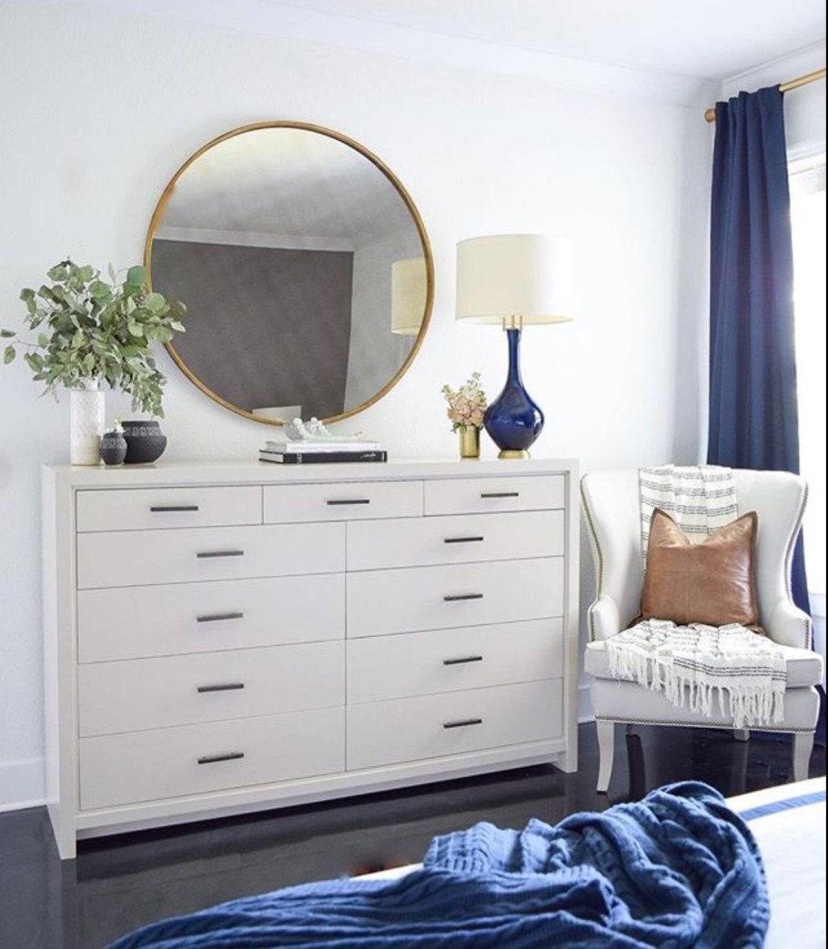 Круглое зеркало над комодом