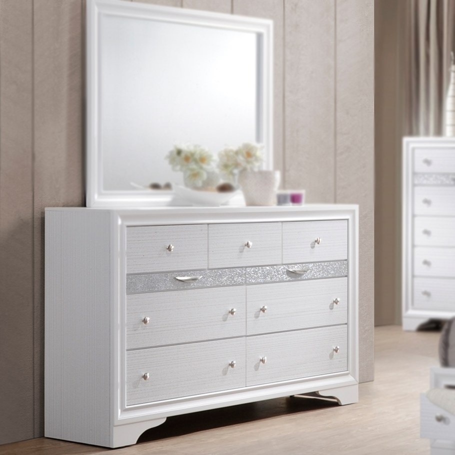 Белый комод с зеркалом в спальню