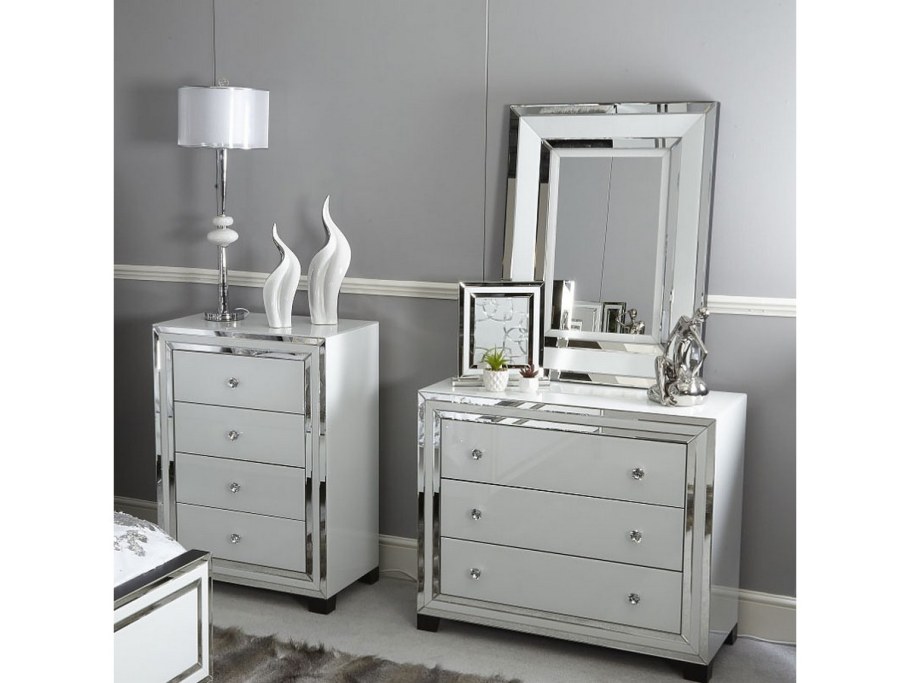 Комод с зеркалом в спальню