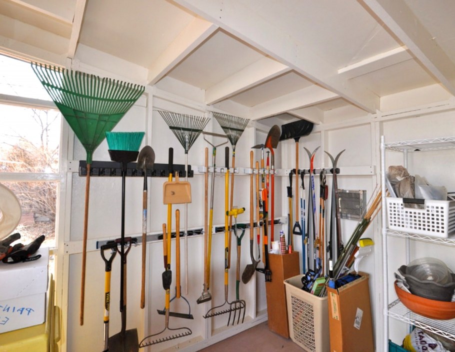 Витрина для садового инвентаря