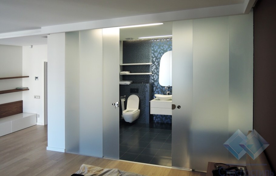 Цельностеклянные раздвижные перегородки