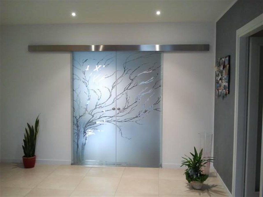 Раздвижные двери в зал с узорным стеклом