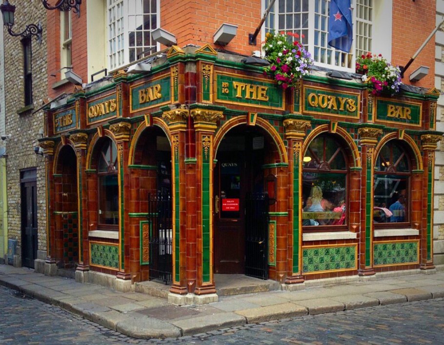 Ирландский паб в Ирландии снаружи