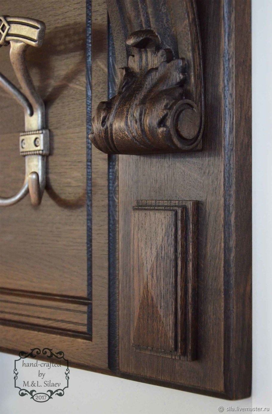 Вешалка настенная в прихожую из массива