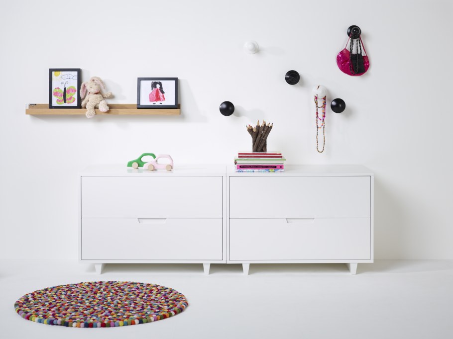 Комоды во всю стену прикрепленные к стене в детскую