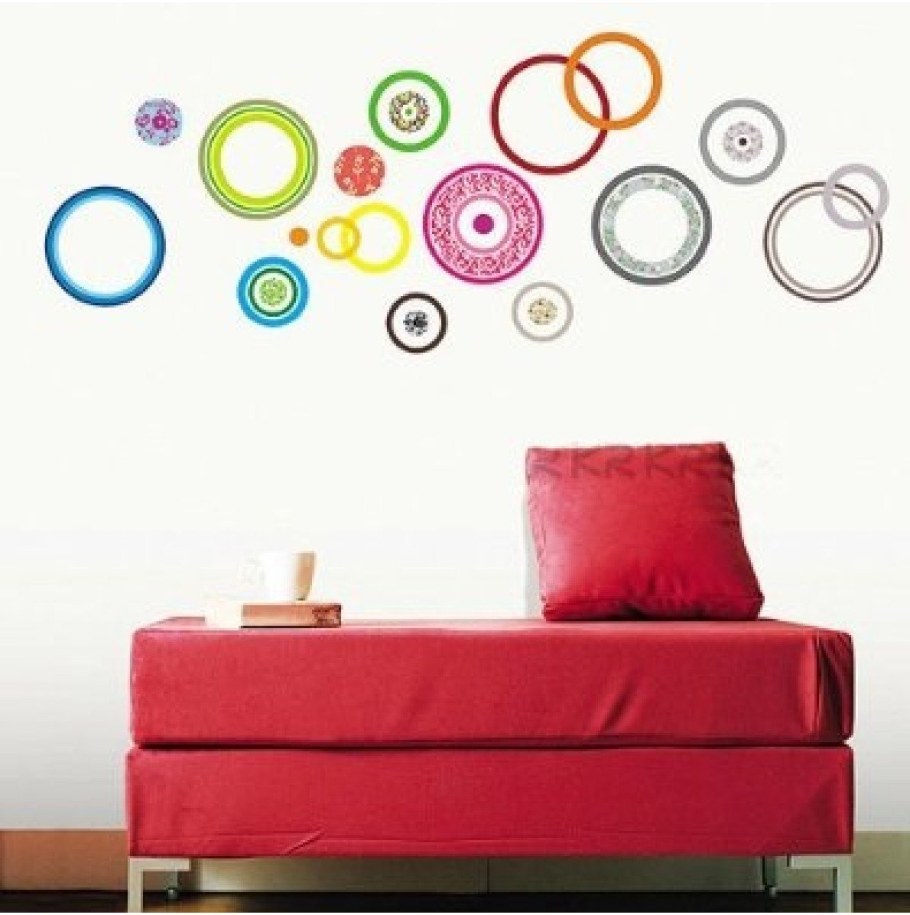 Разноцветные круги на стене