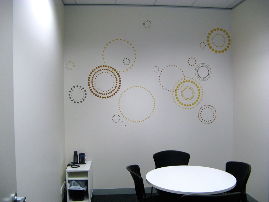 Геометрические фигуры на стене