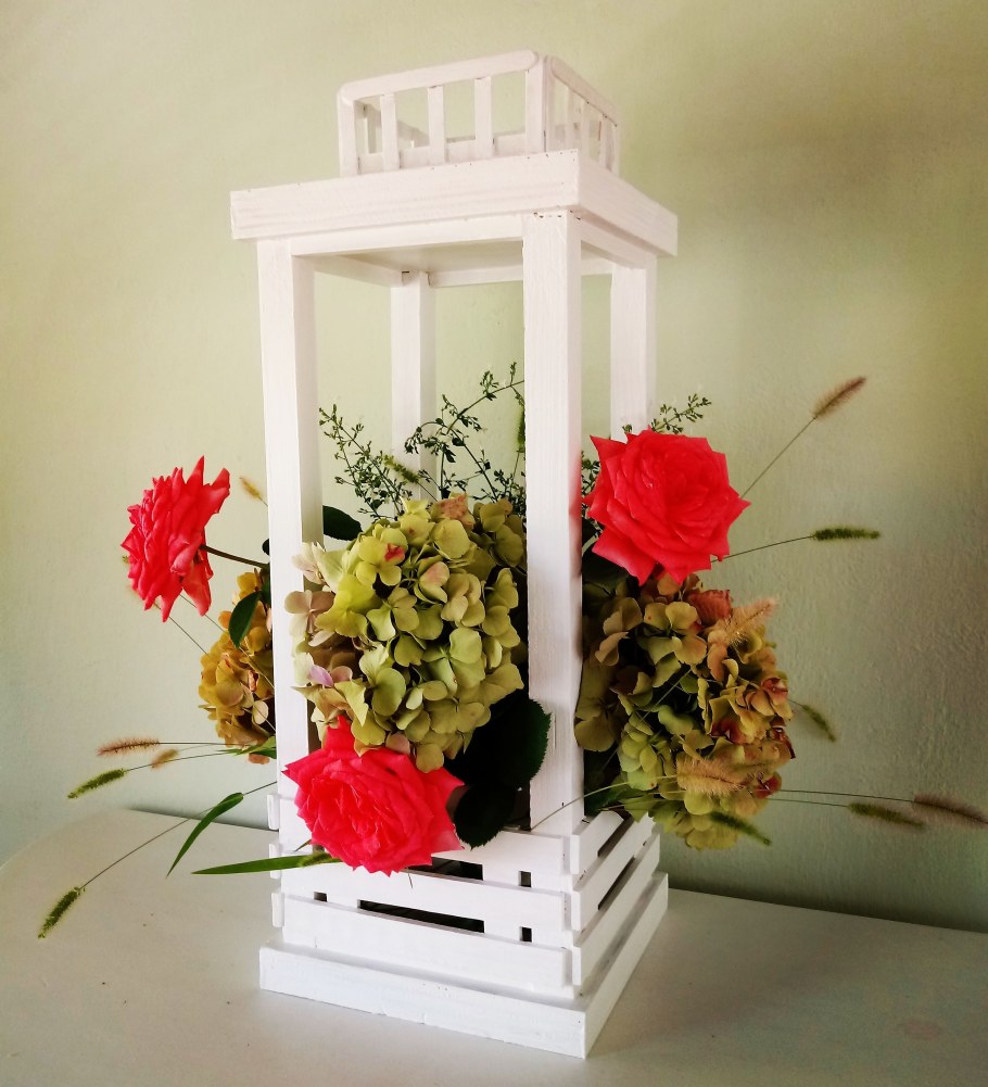 Декоративный фонарь с цветами