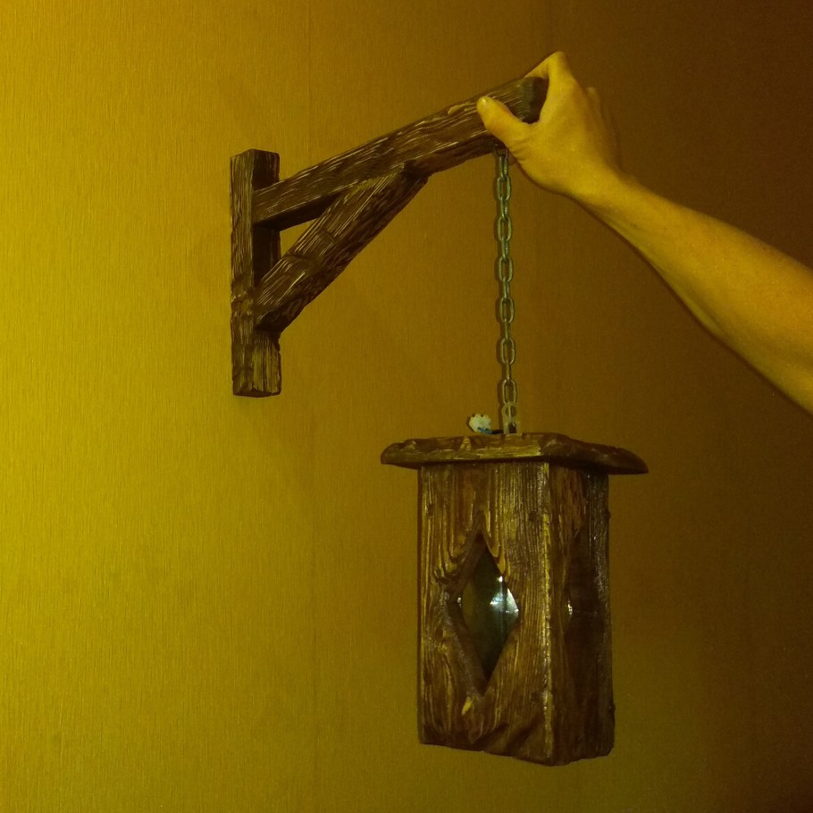 Уличный светильник из дерева