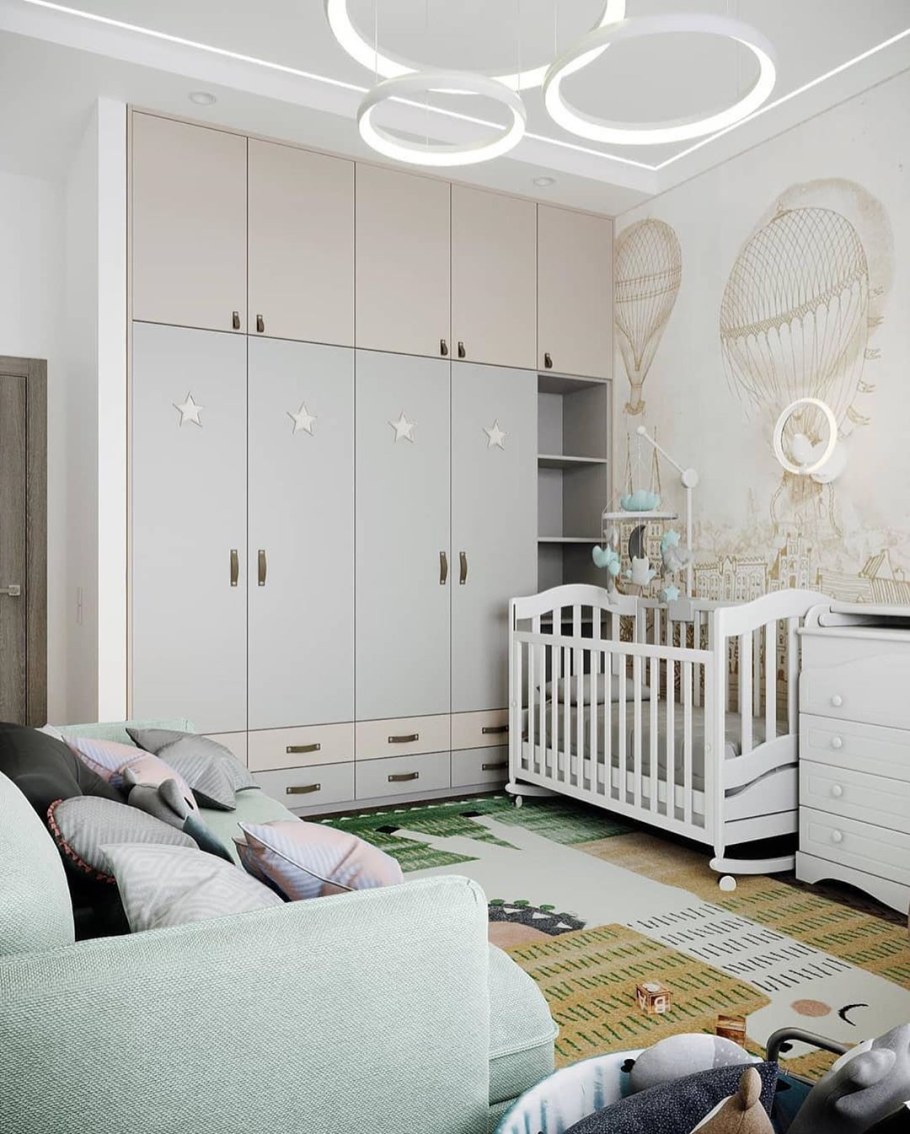Интерьер спальни с детской кроваткой