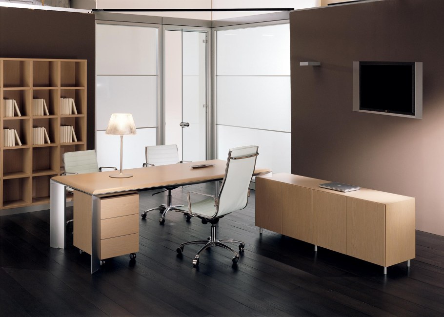 Офисная мебель темного цвета