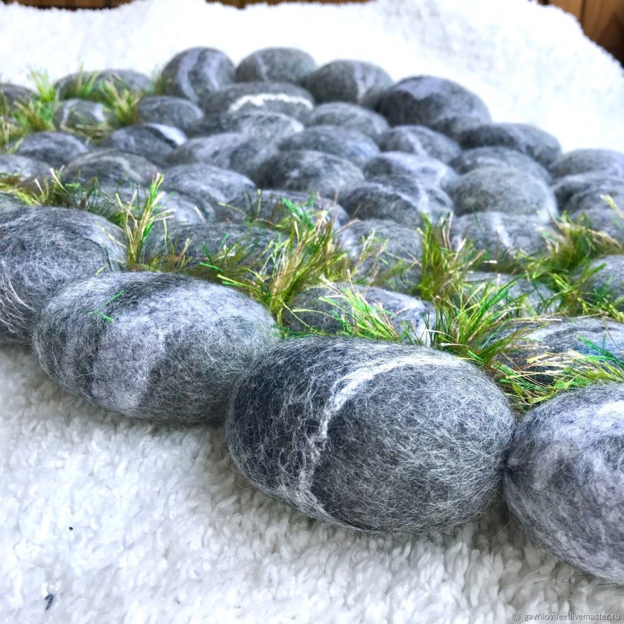 Коврик из валяных камней