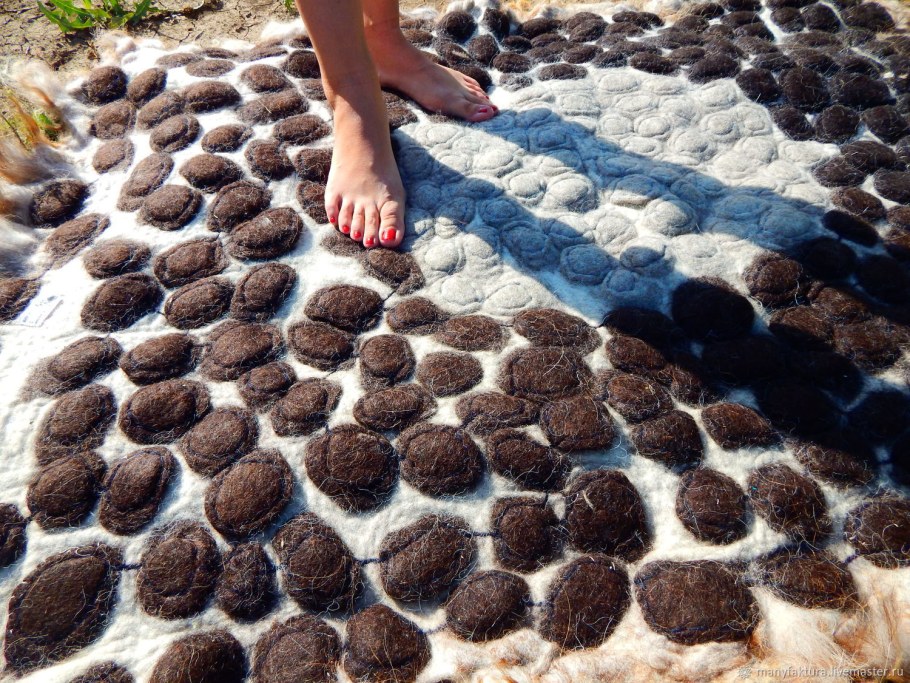 Коврик из валяных камушков