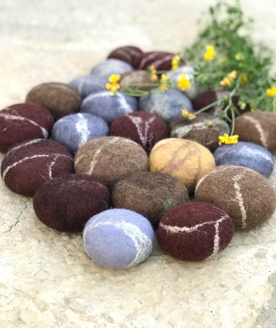 Коврик из валяных камушков