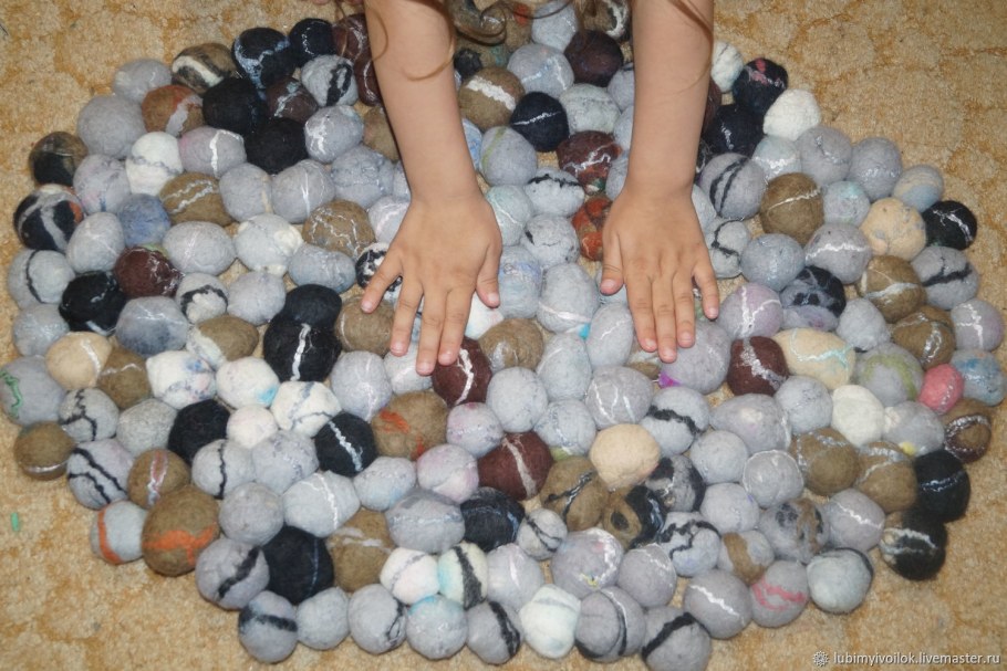 Коврик из шерстяных камушков