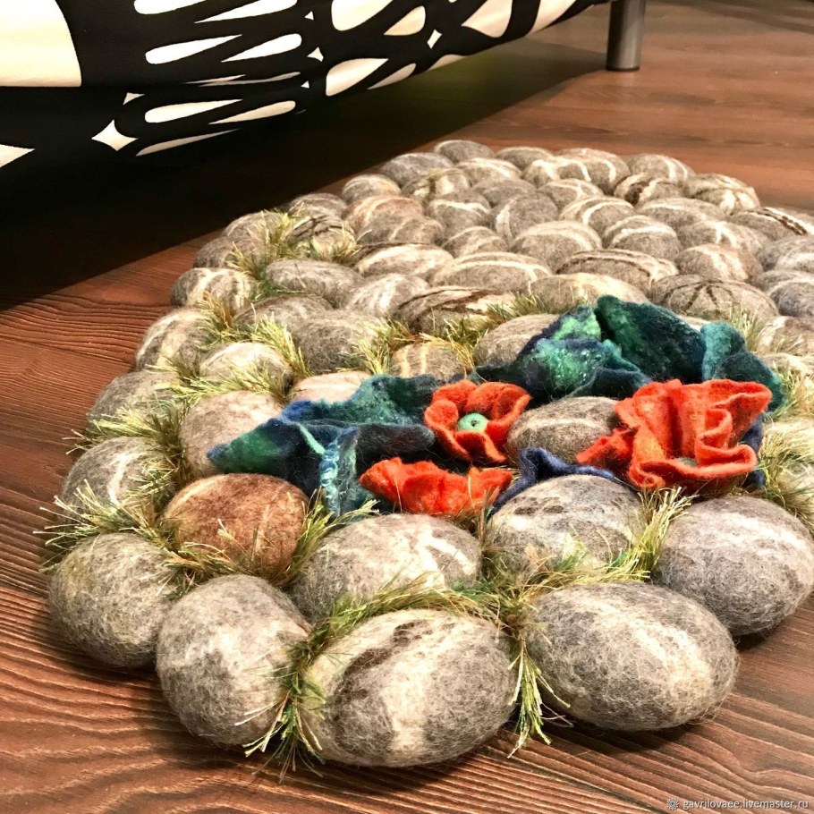 Коврик из шерстяных камушков