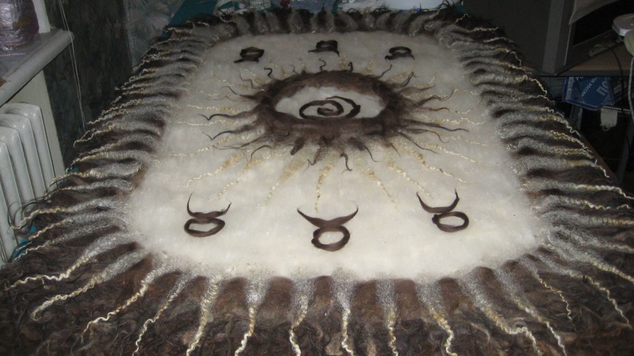 Валяние ковра из овечьей шерсти