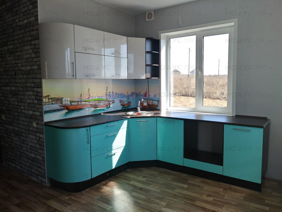 Бирюзовая кухня с чёрной столешеицей