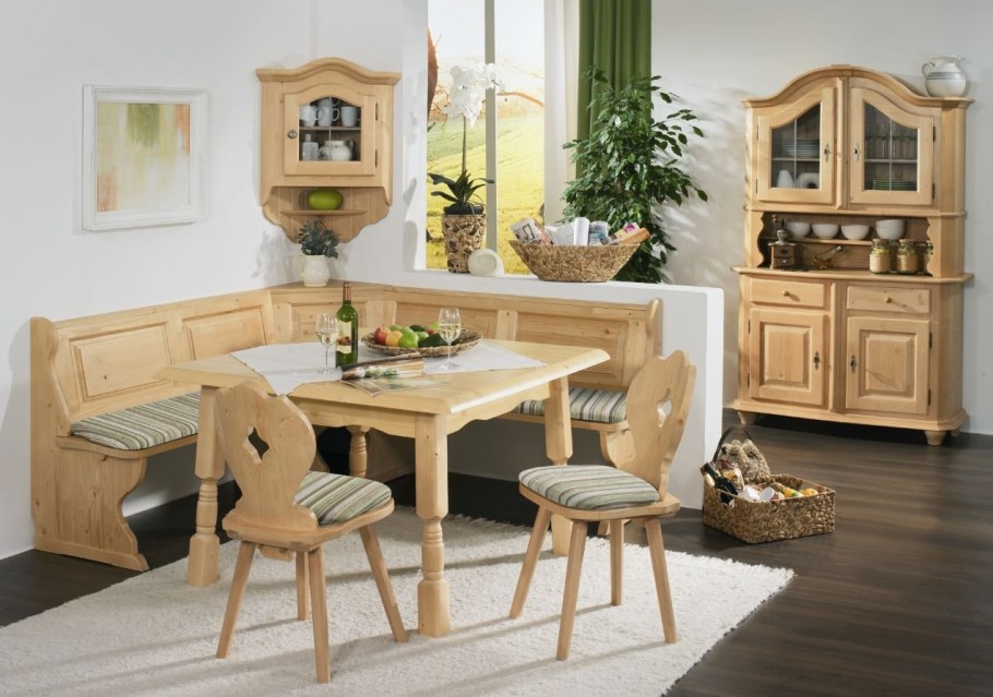 Деревянный уголок на кухню