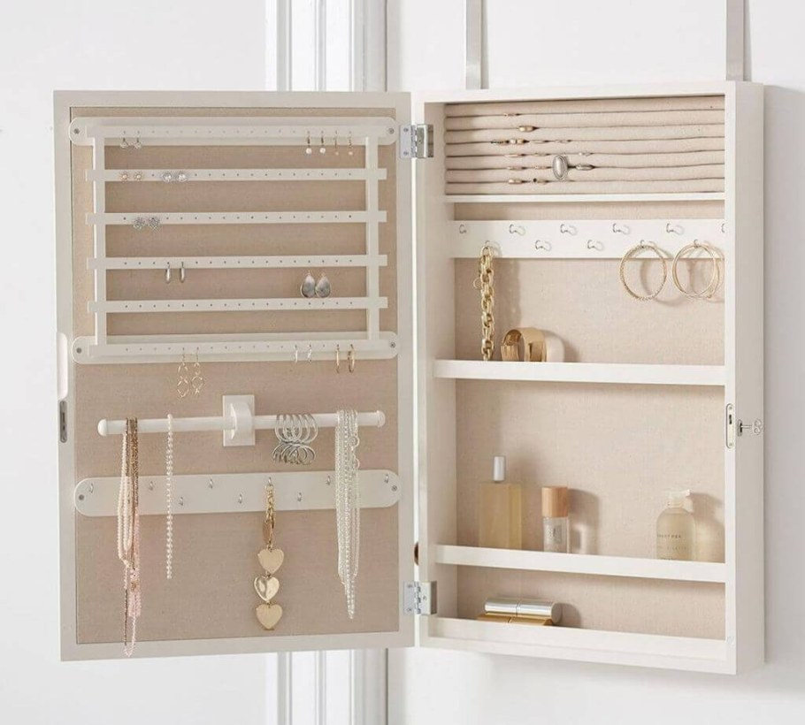Шкафчик для украшений