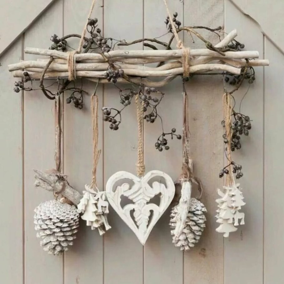 Новогодний декор из веток деревьев