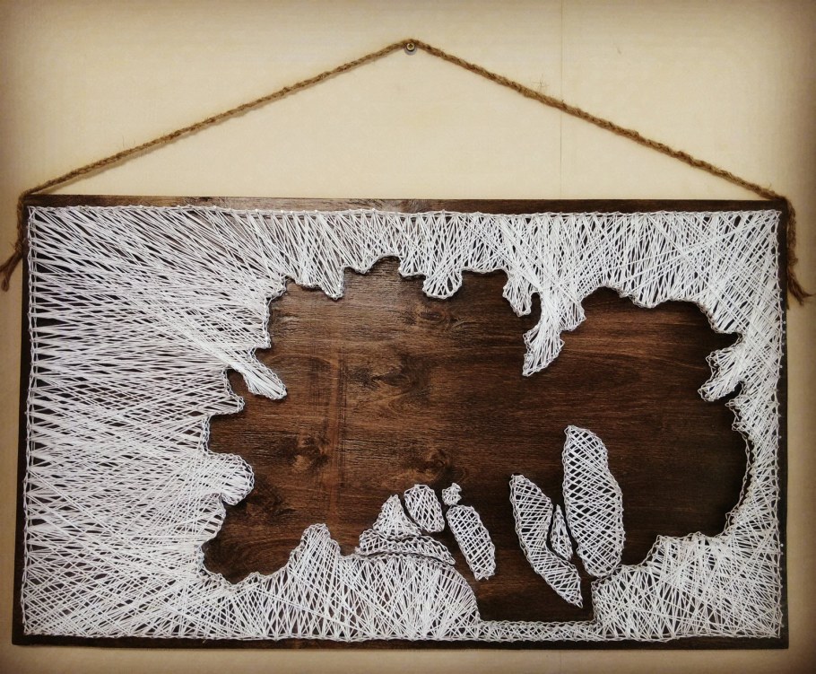 Панно из нитей и гвоздей