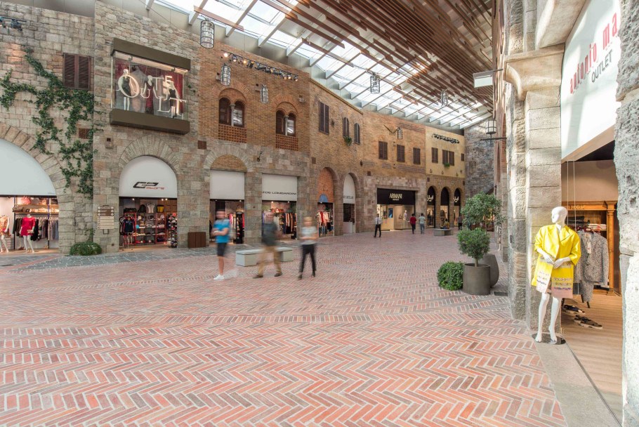 Дубай Outlet Village Mall