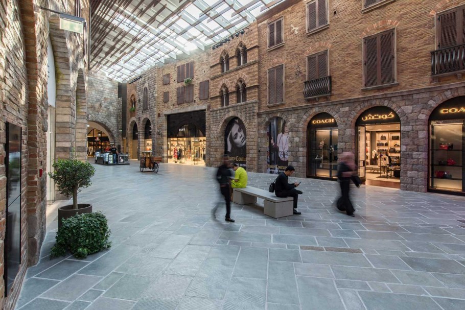 Дубай Outlet Village Mall