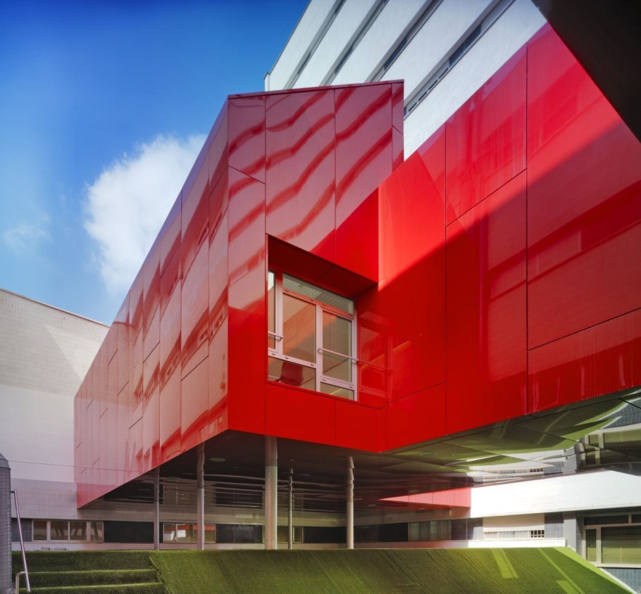 Современные красные фасады