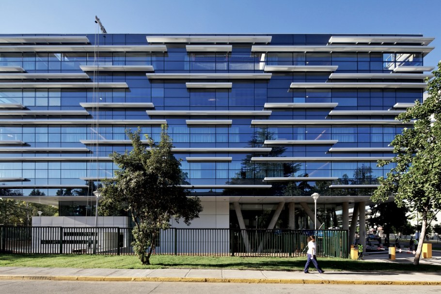 Медицинский центр Alemana в Сантьяго архитектура