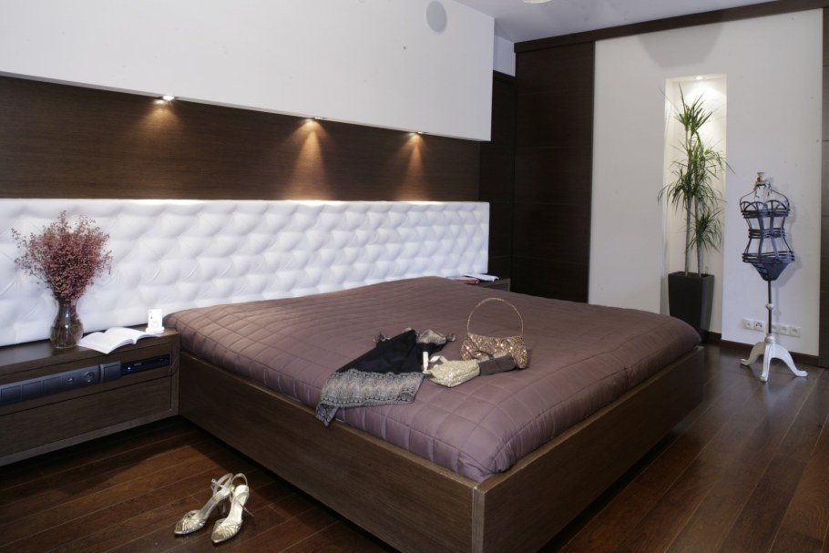 Отделка стены у кровати