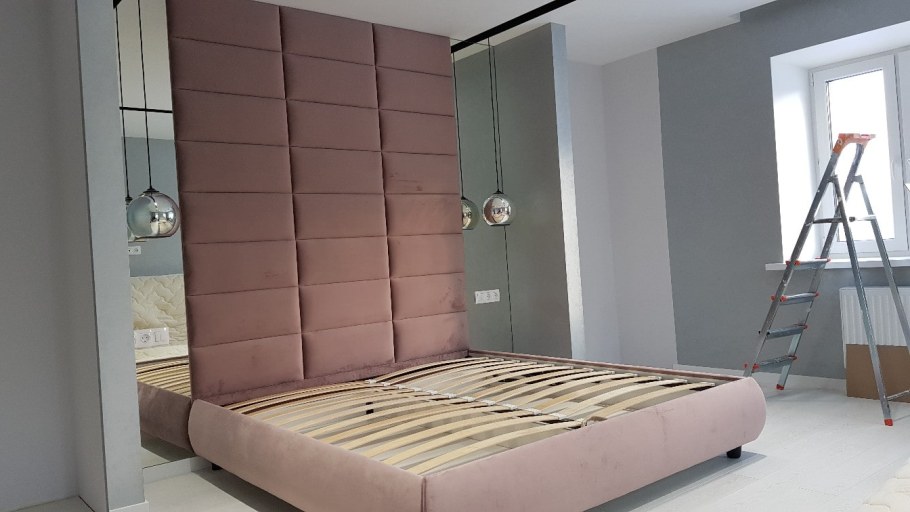 Кровать с высоким мягким изголовьем до потолка