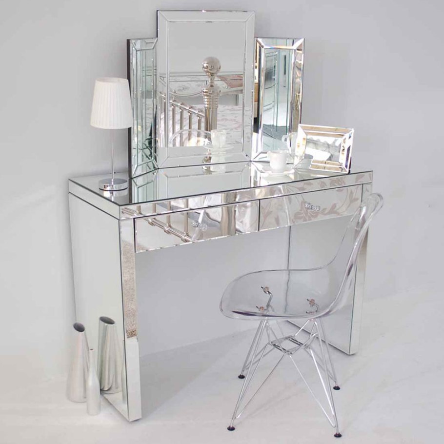 Стол для косметики