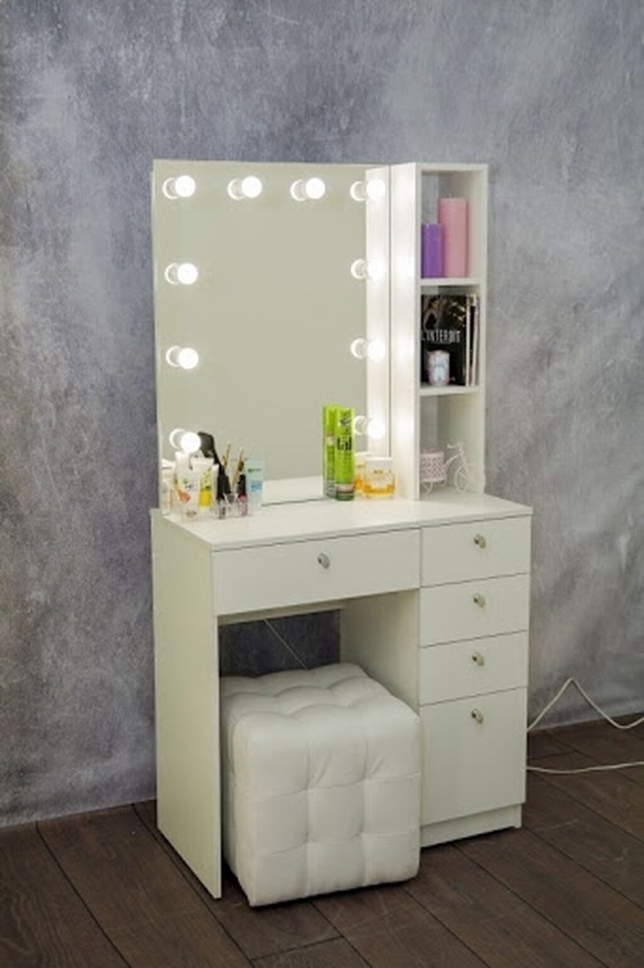 Туалетный столик с зеркалом и полками