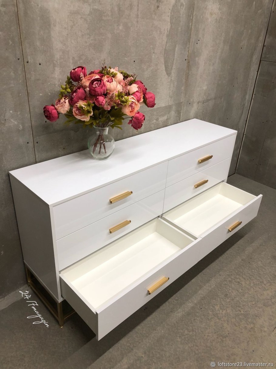 Черный лаковый комод