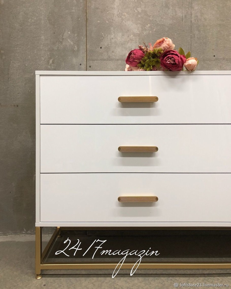 Белый глянцевый комод на ножках